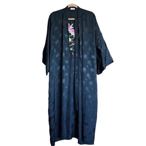 Golden Bee Vintage Floral Embroidered Black Rayon Robe Size Medium - Picture 3 of 10